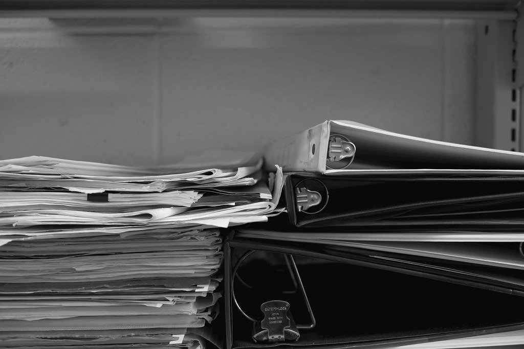 Documentos regulatorios y una carpeta, que representan los asuntos regulatorios y la regulación de dispositivos médicos.