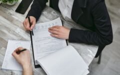 Profesionales revisando documentos de auditoría de calidad
