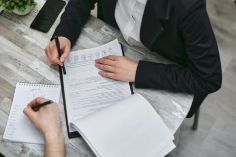 Profesionales revisando documentos de auditoría de calidad