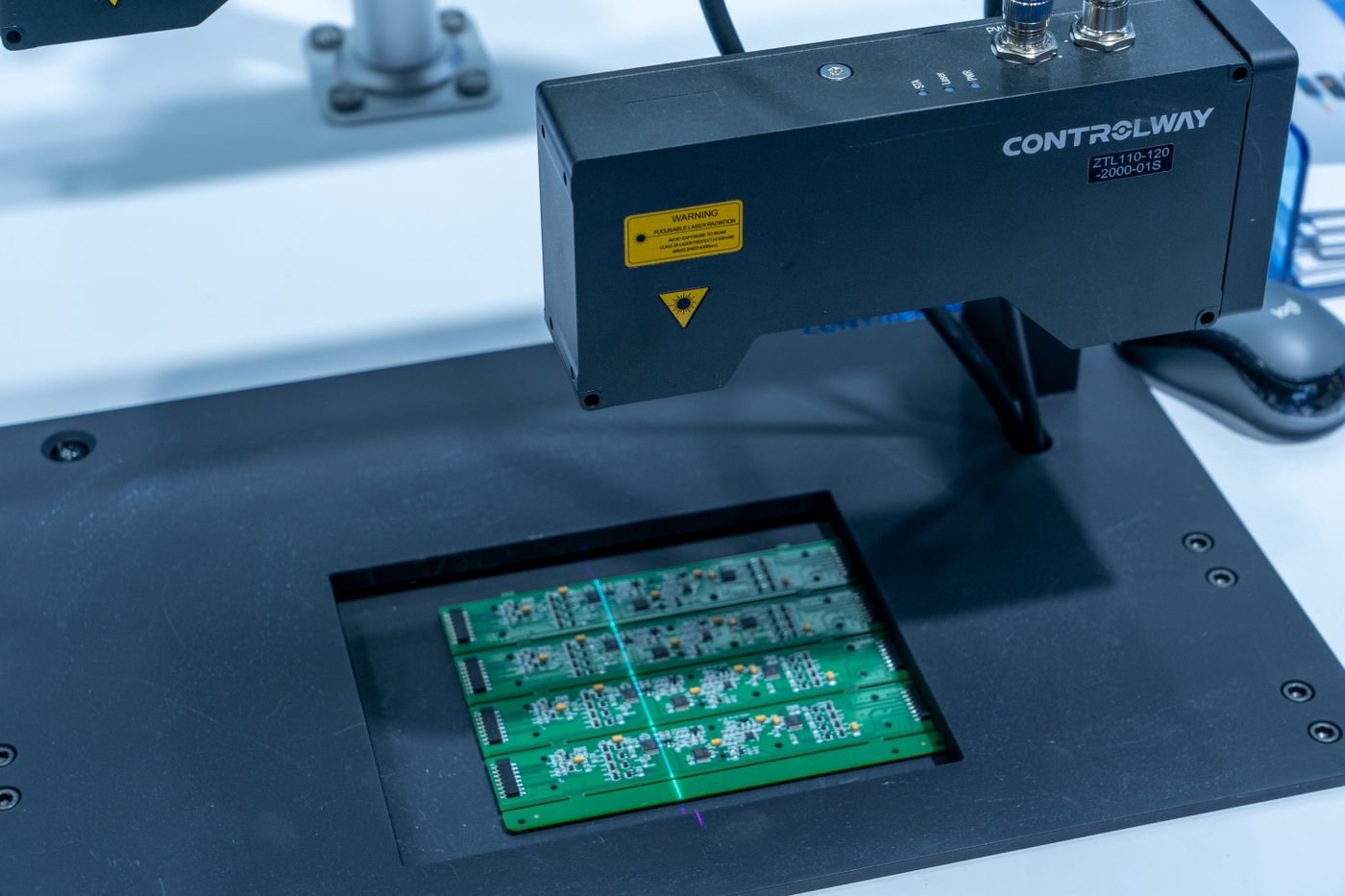 Inspección de una placa de circuito en control de calidad