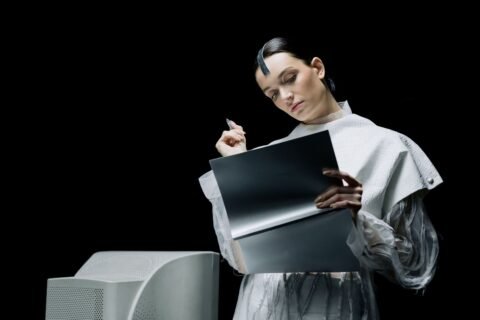 Profesional revisando datos con tecnología avanzada