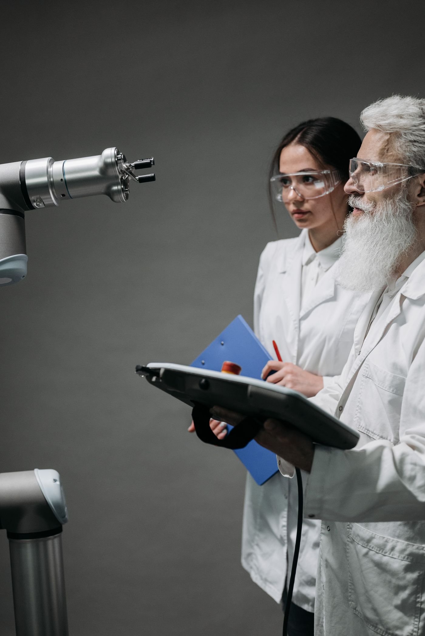 Profesionales evaluando tecnología avanzada
