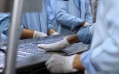 Trabajadores en una instalación de dispositivos médicos y farmacéutica