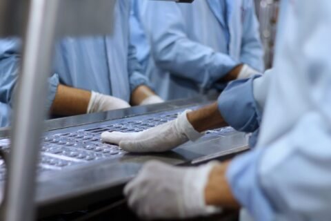 Trabajadores en una instalación de dispositivos médicos y farmacéutica