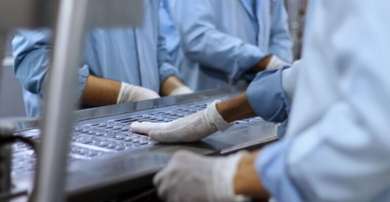Trabajadores en una instalación de dispositivos médicos y farmacéutica