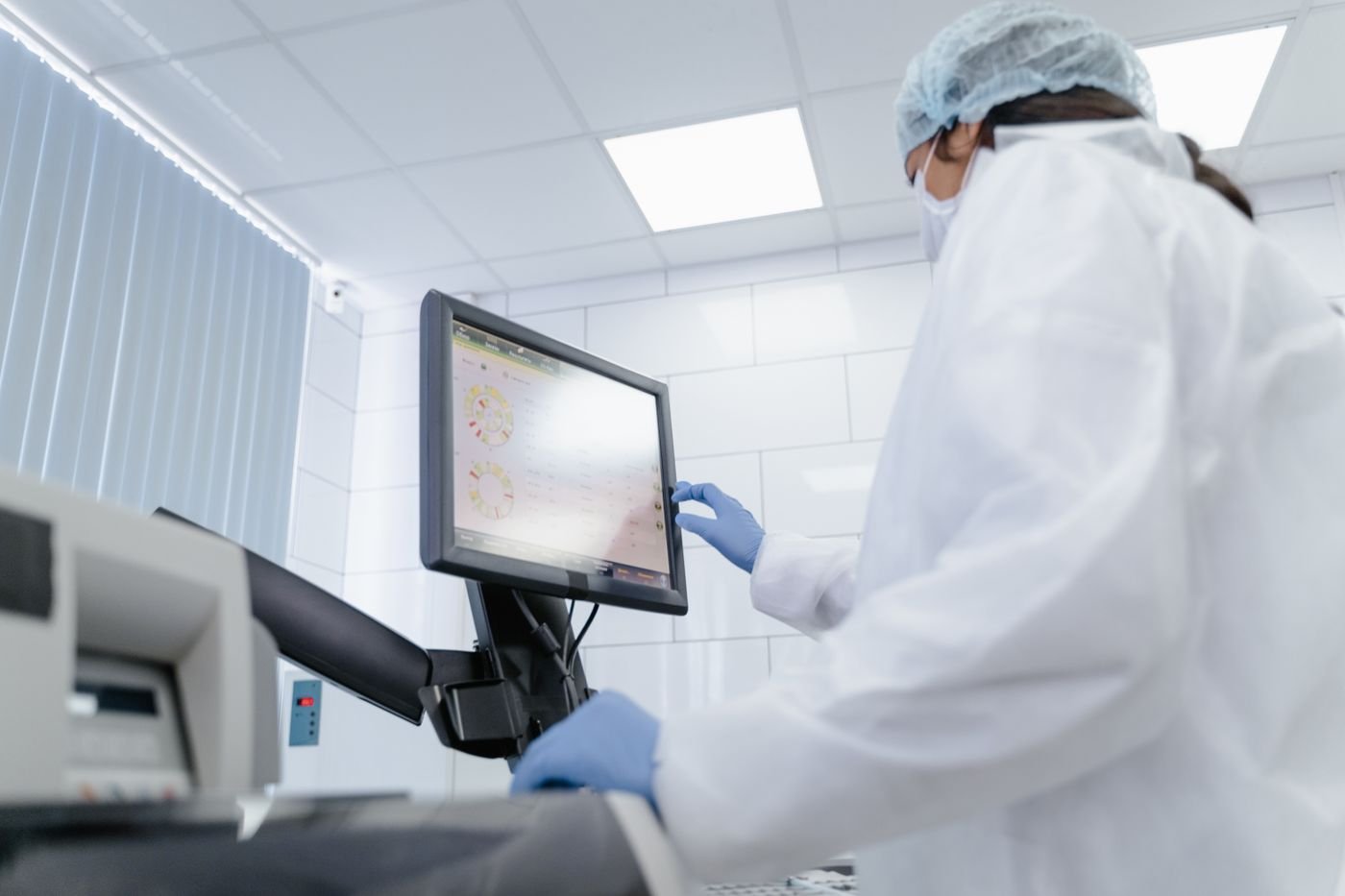 Profesional usando un monitor táctil en un laboratorio moderno