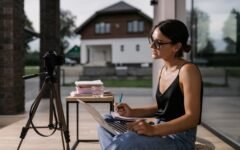 Profesional tomando notas durante un curso en línea en una laptop