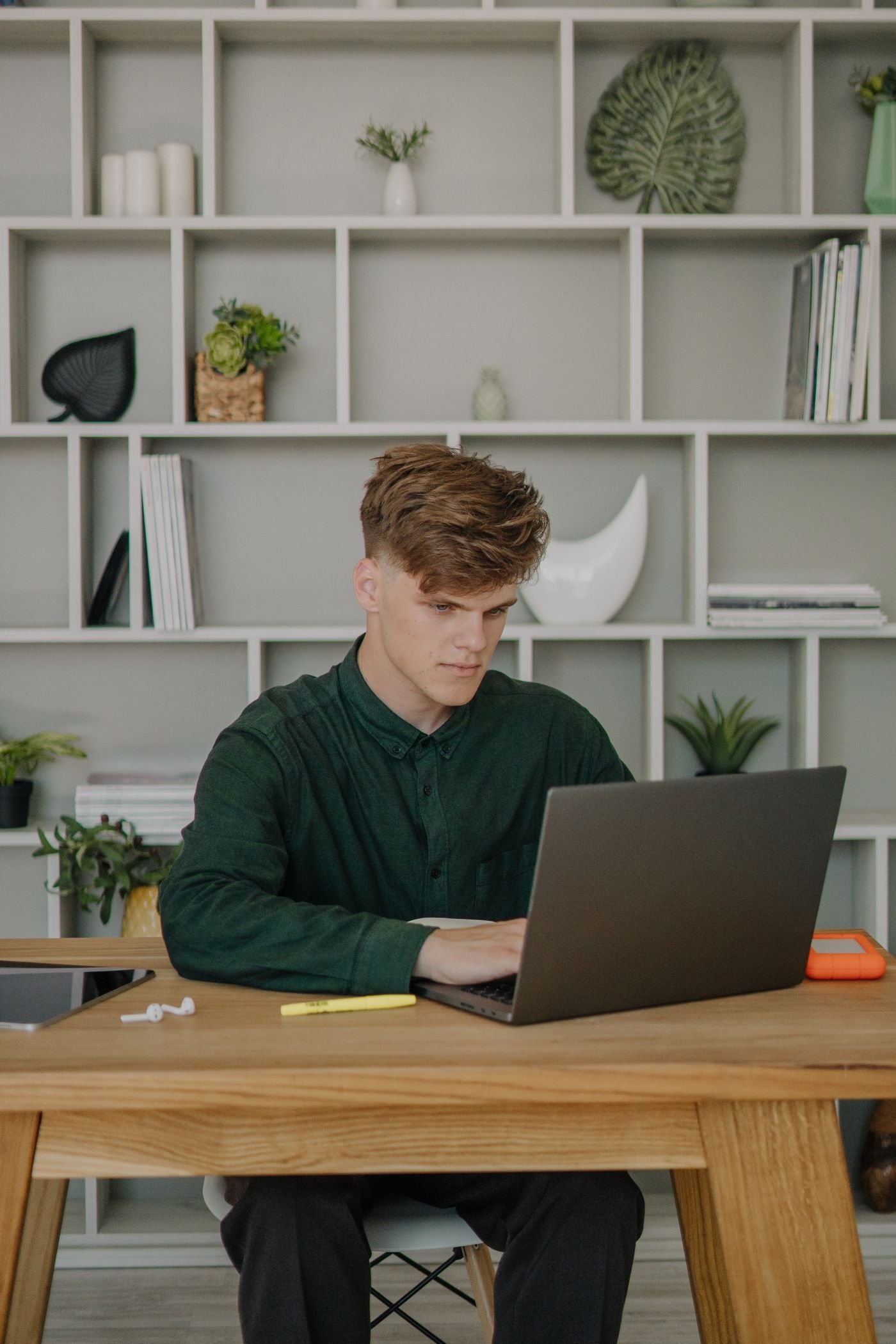 Profesional estudiando de forma remota desde casa