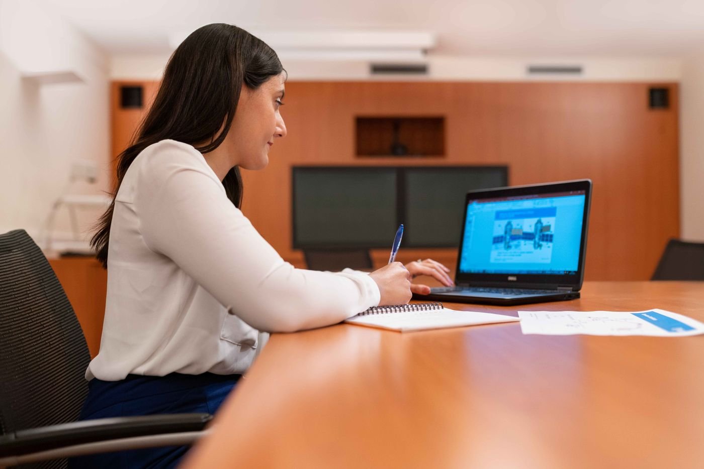 Profesional trabajando en una laptop en un entorno moderno