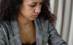 Profesional analizando documentos financieros en un escritorio