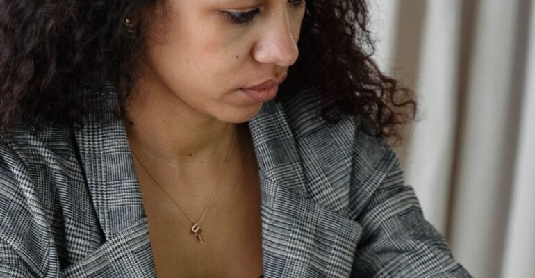 Profesional analizando documentos financieros en un escritorio