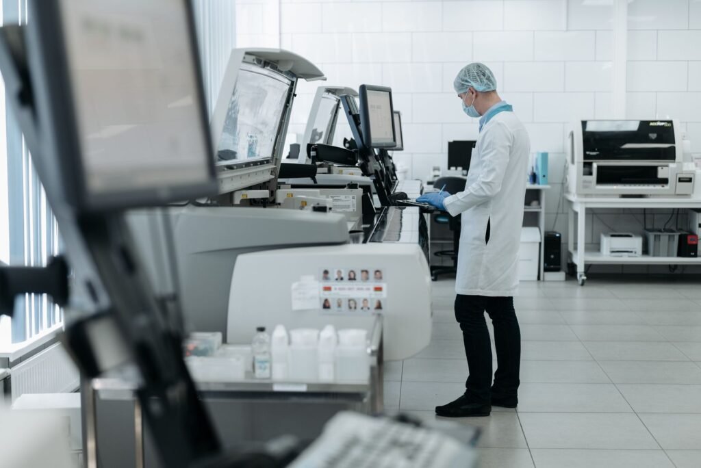 Ingeniero probando un dispositivo médico en un laboratorio