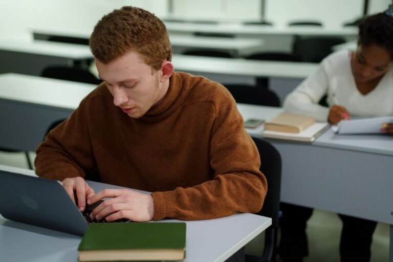 Beca Aleph University: nuestra apuesta por el talento que transformará la salud