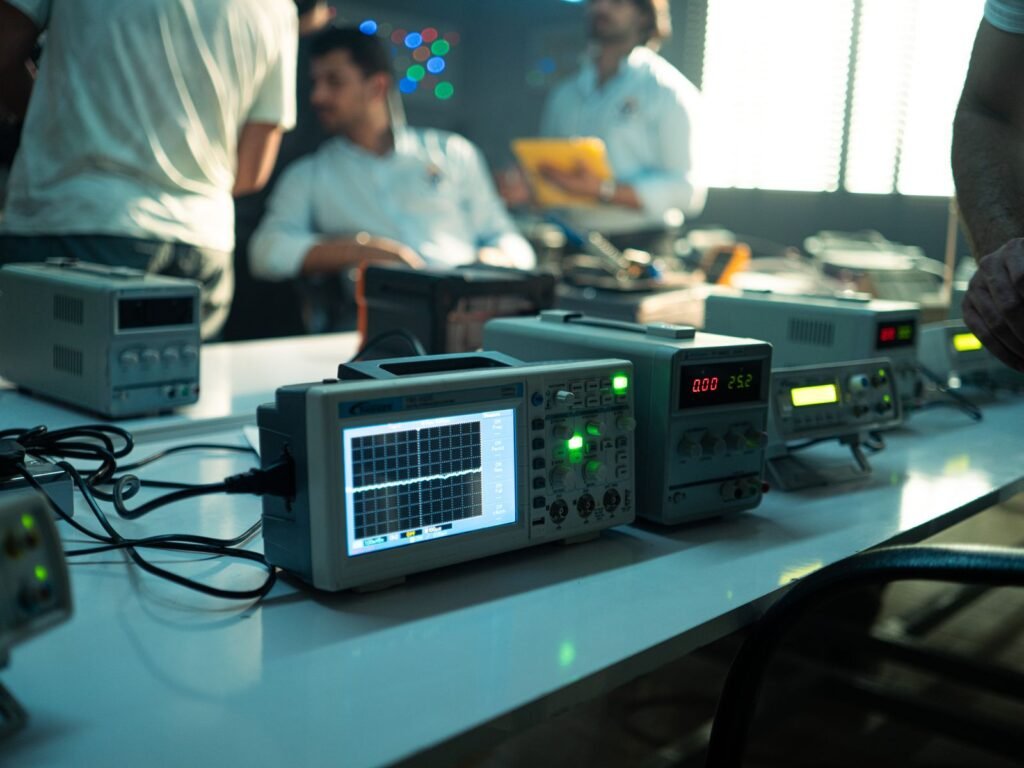 Ingeniera realizando pruebas en un laboratorio de dispositivos médicos