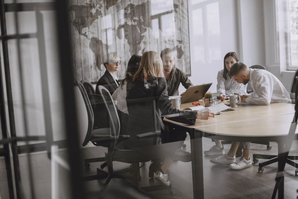 Líder de equipo dirigiendo una reunión con colegas