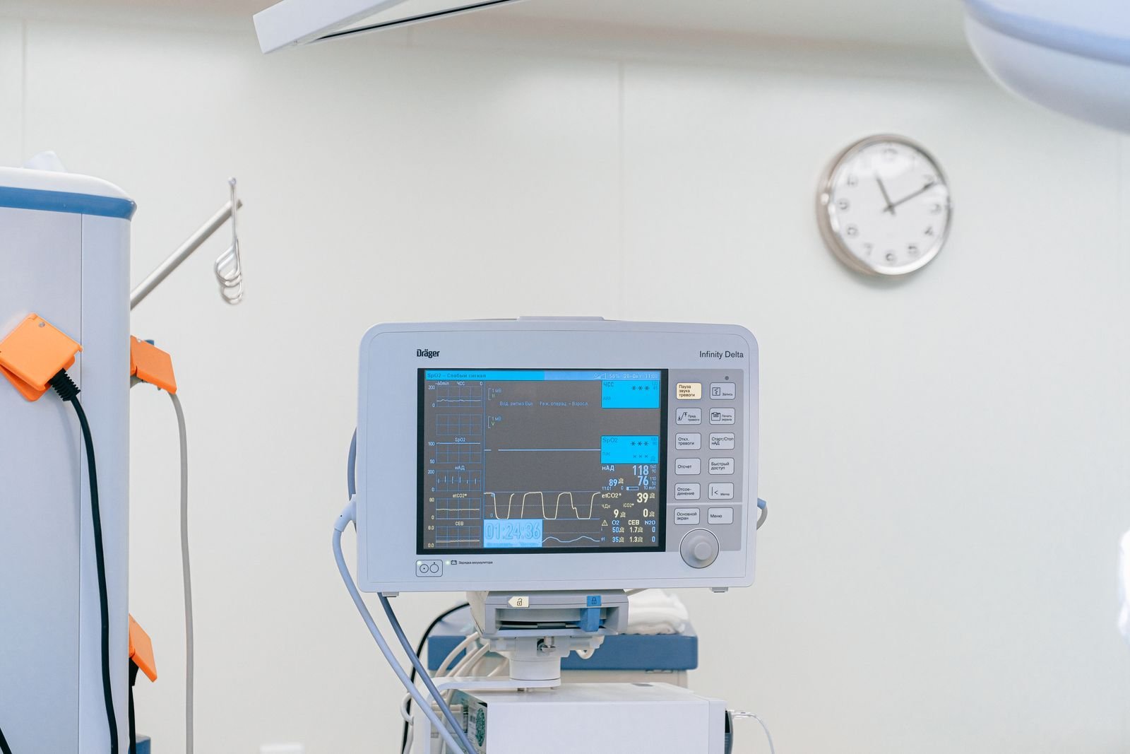 Monitor de signos vitales junto a una cama de hospital