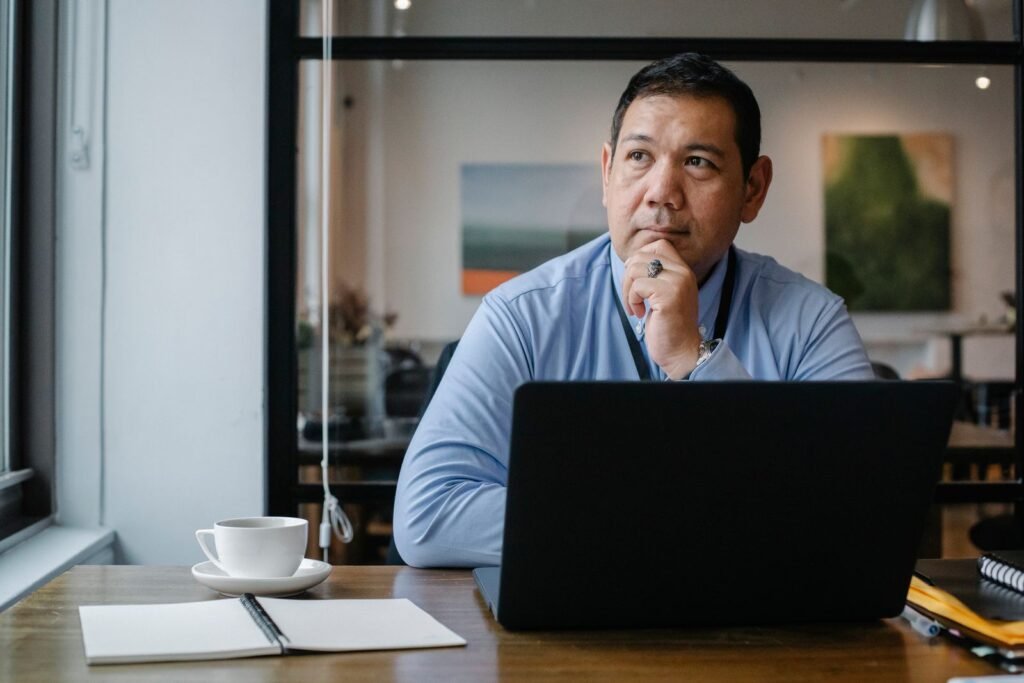 Profesional reflexionando y tomando notas en su escritorio