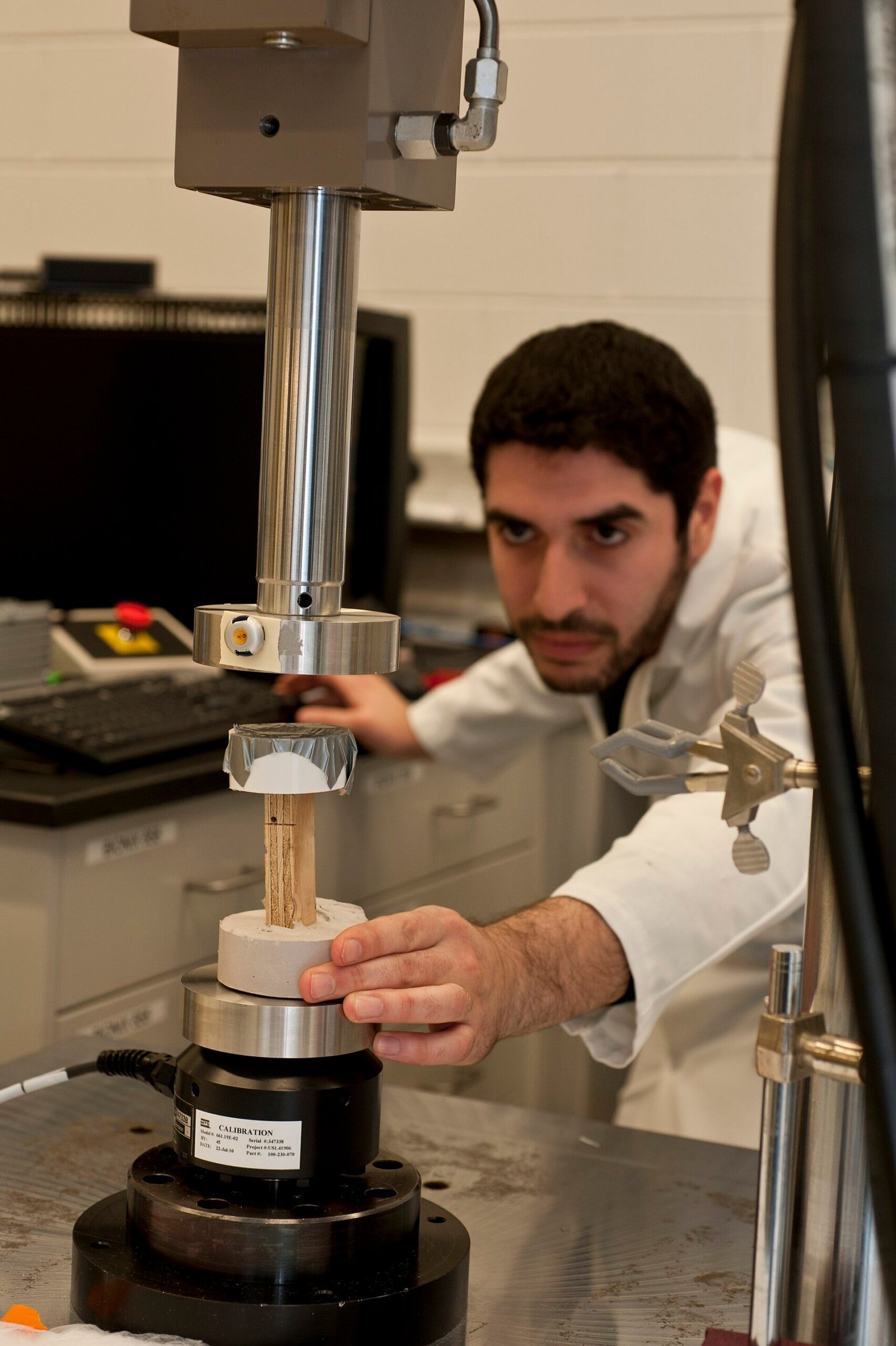 Un laboratorio de ensayos mecánicos utilizado para verificar la seguridad y el rendimiento del producto como parte de la gestión de riesgos de dispositivos médicos.