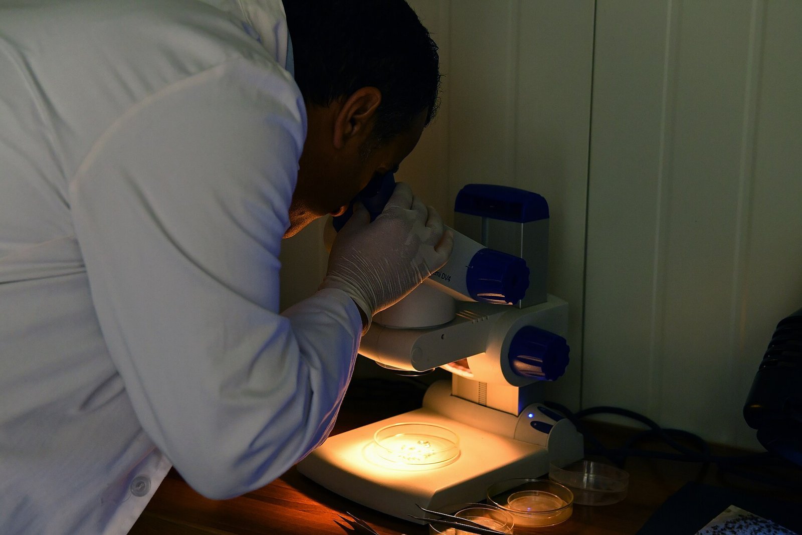 Un trabajador realizando una inspección de control de calidad, que ilustra un sistema de gestión de la calidad para dispositivos médicos.