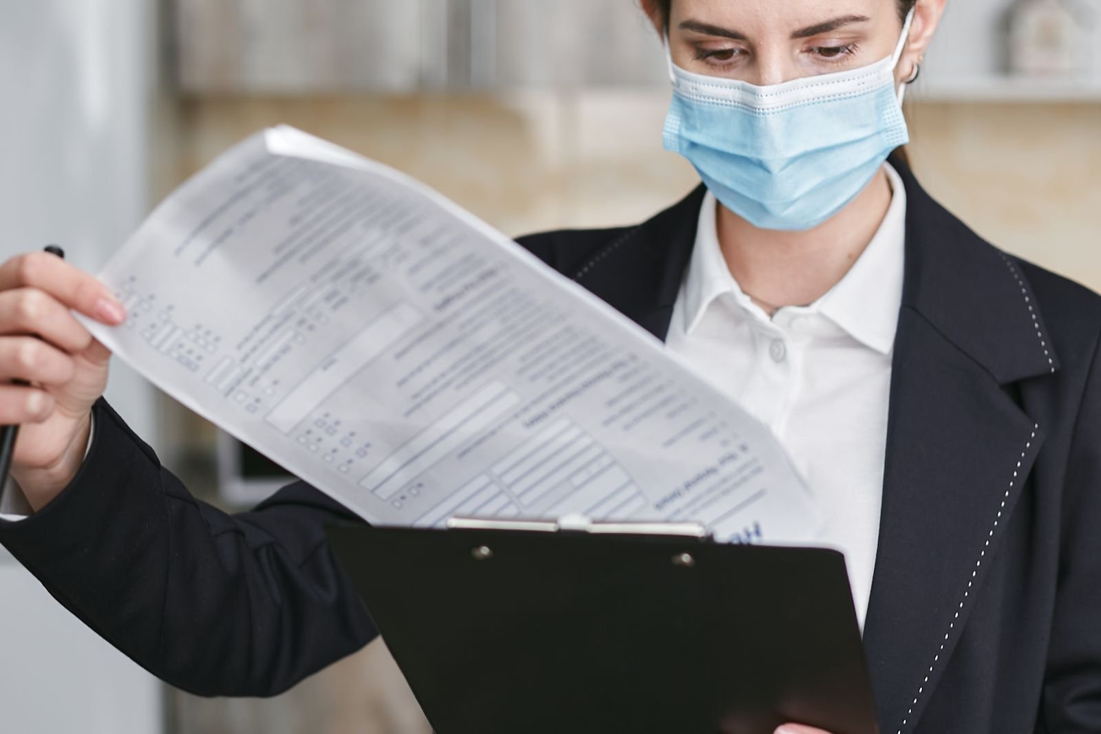 Profesional revisando un documento en un portapapeles