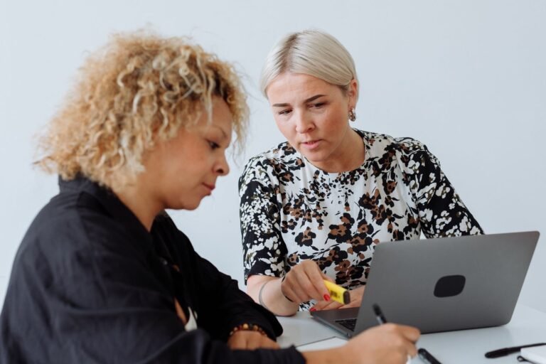 Regulatory Affairs vs. Quality Assurance: diferencias que todo profesional de MedTech debería conocer