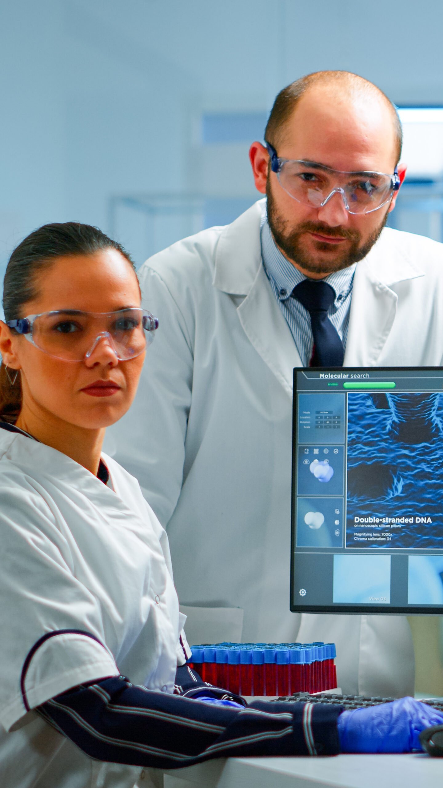 Investigadores analizando datos moleculares